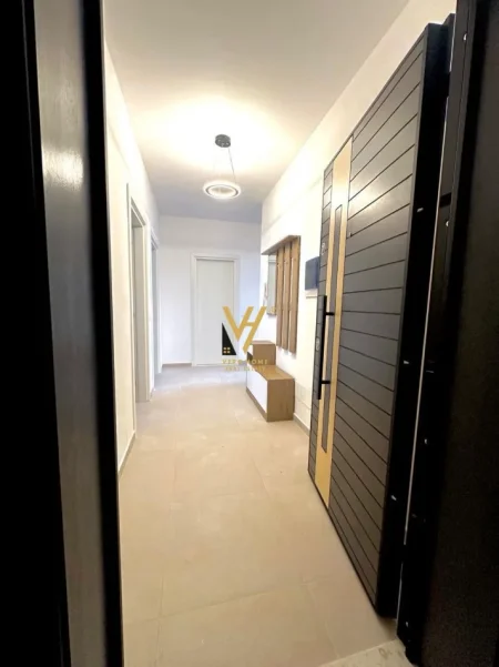 Tirane, jepet me qera apartament 1+1+Ballkon Kati 4, 98 m² 520 € (UNIVERS CITY)