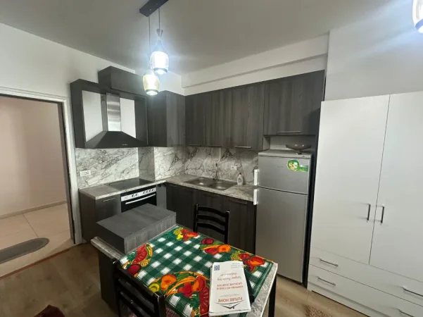 Tirane, jepet me qera garsonier 1+1 Kati 5, 40 m² 400 € (Rruga egnatia)