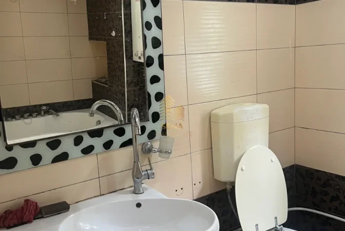 Tirane, jepet me qera apartament 2+1 Kati 1, 90 m² 400 € (Laprake)