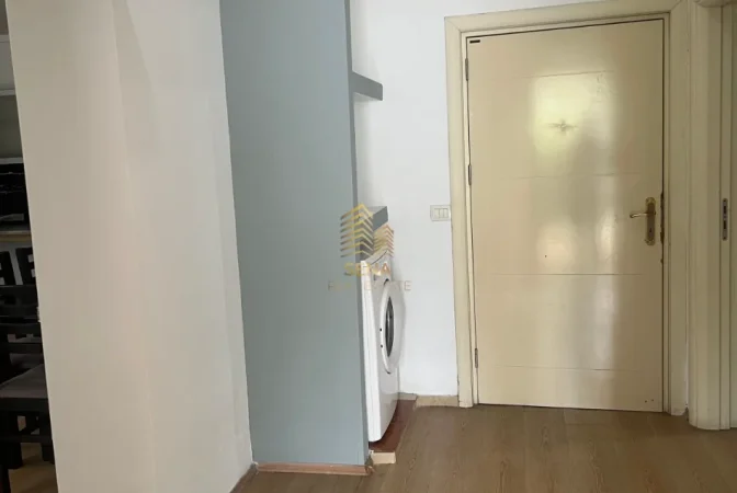 Tirane, jepet me qera apartament 2+1 Kati 1, 90 m² 400 € (Laprake)