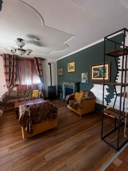 Tirane, jepet me qera Vile 4 - kateshe , 1.200 m² 2.000 € (SANATORIUMI)