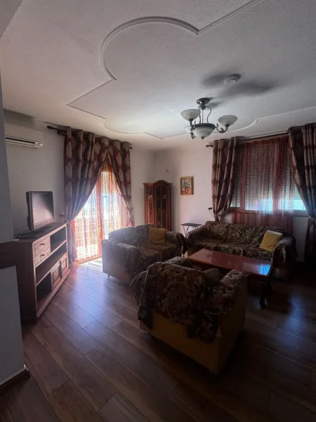 Tirane, jepet me qera Vile 4 - kateshe , 1.200 m² 2.000 € (SANATORIUMI)