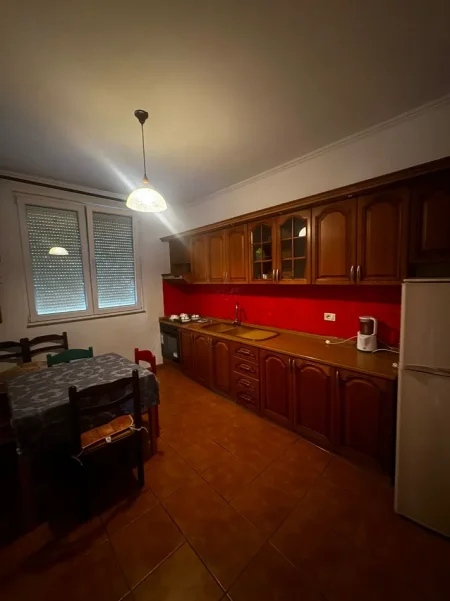 Tirane, jepet me qera Vile 4 - kateshe , 1.200 m² 2.000 € (SANATORIUMI)