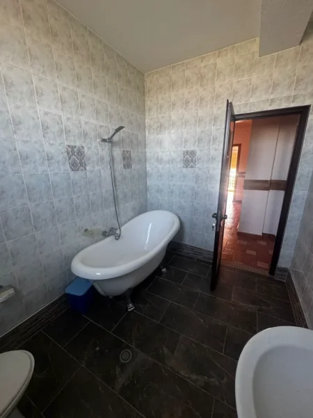 Tirane, jepet me qera Vile 4 - kateshe , 1.200 m² 2.000 € (SANATORIUMI)