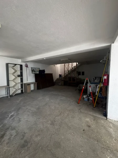 Tirane, jepet me qera Vile 4 - kateshe , 1.200 m² 2.000 € (SANATORIUMI)