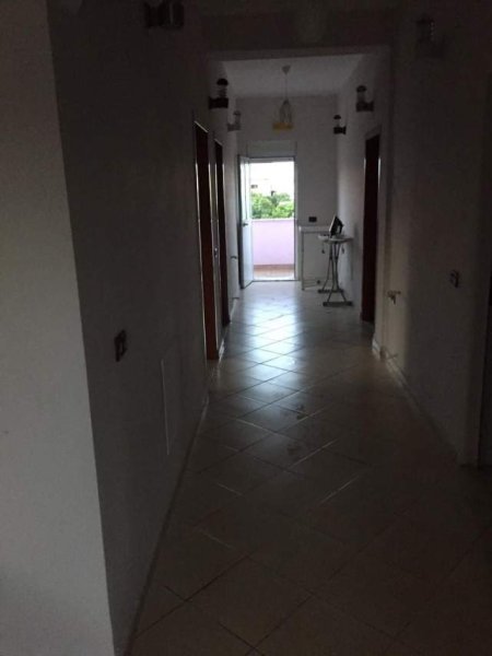 Durres, jepet me qera apartament 3+1 Kati 2, 0 m² 350 Euro (Rr. Gregori i Durresit)