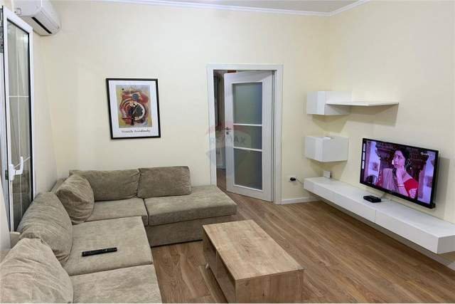 Tirane, jepet me qera apartament 2+1 Kati 3, 75 m² 550 Euro (Rruga Barrikadave)