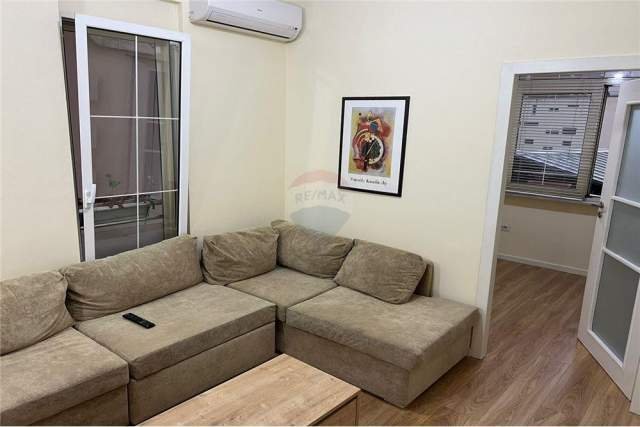 Tirane, jepet me qera apartament 55.000 Leke