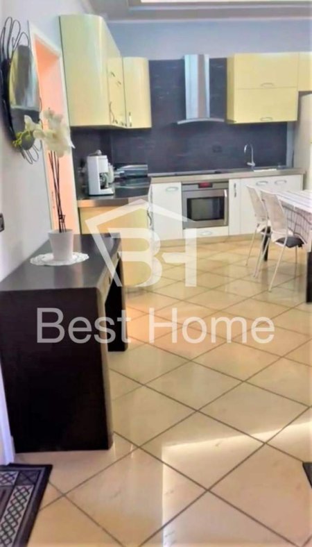 Tirane, jepet me qera apartament 3+1+BLK Kati 3, 150 m² 600 Euro (Bulevardi Zogu I)