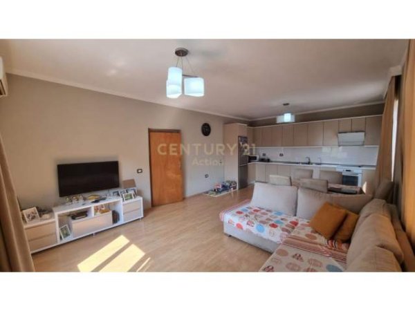 Shitet Apartament 3+1 prane Restorant Durresit / 175.000 Euro