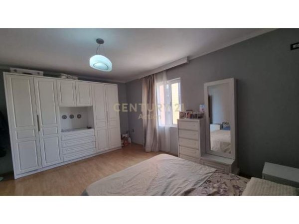 Shitet Apartament 3+1 prane Restorant Durresit / 175.000 Euro