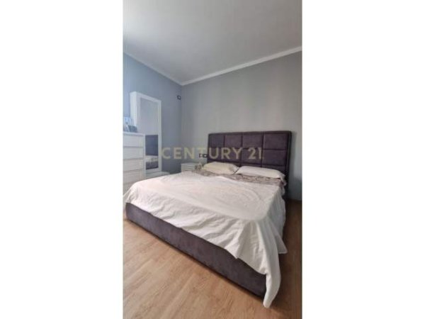 Shitet Apartament 3+1 prane Restorant Durresit / 175.000 Euro
