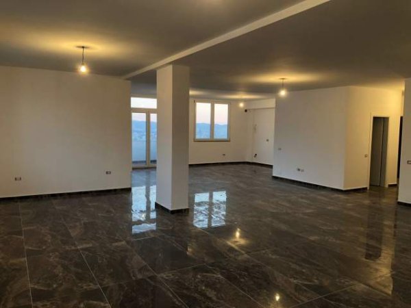 Tirane, shitet Penthouse Kati 6, 202 m² 250.000 Euro (Fresk)