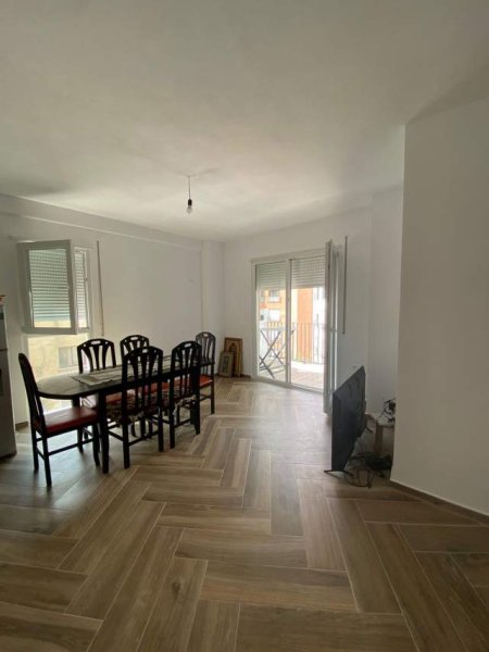 Tirane, shitet apartament 2+1 Kati 3, 92 m² 1.750 Euro/m2 (Prokuroria e Tiranes)