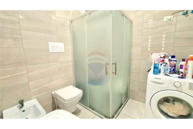 Tirane, jepet me qera apartament 1+1+BLK 667 m² 500 Euro (Rruga Ali Demi)