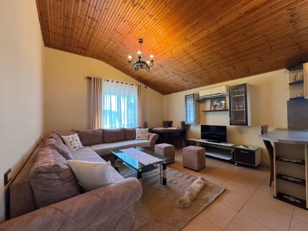 Durres, jepet me qera shtepi 4+1+Ballkon Kati 2, 132 m² 400 € (Rruga Toefik Skilja)