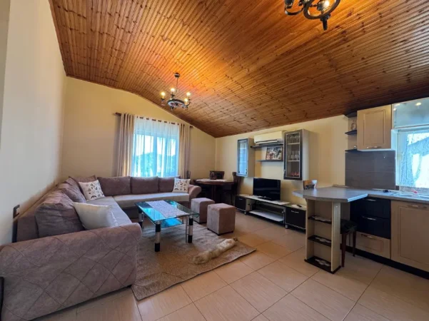 Durres, jepet me qera shtepi 4+1+Ballkon Kati 2, 132 m² 400 € (Rruga Toefik Skilja)