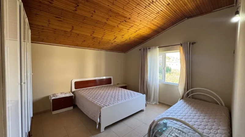 Durres, jepet me qera shtepi 4+1+Ballkon Kati 2, 132 m² 400 € (Rruga Toefik Skilja)