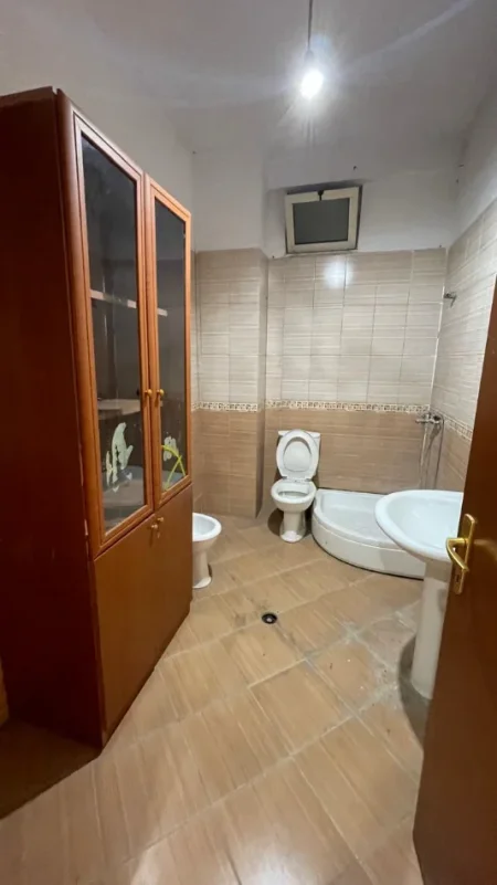 Shqiperi, jepet me qera ambjent biznesi Kati 1, 110 m² 450 € (Astir)