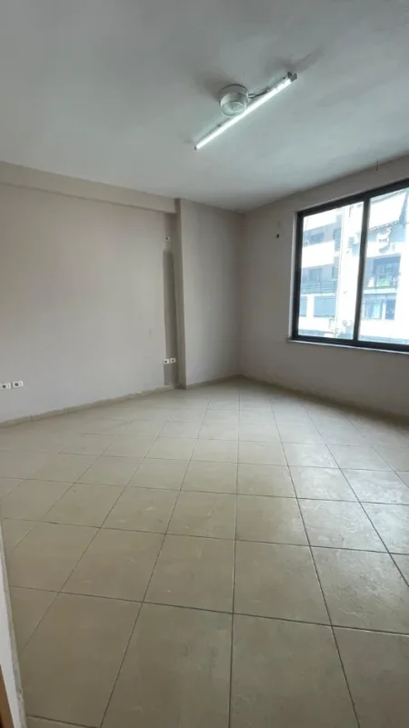 Shqiperi, jepet me qera ambjent biznesi Kati 1, 110 m² 450 € (Astir)