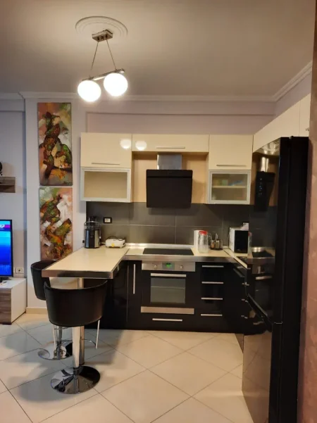 Tirane, jepet me qera apartament 1+1 Kati 7, 65 m² 500 € (Kodra e Diellit 1)