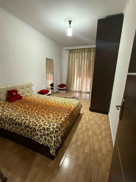 Tirane, jepet me qera apartament 1+1 Kati 7, 70 m² 350 € (Yzberisht)