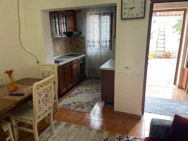 Tirane, jepet me qera ambjent biznesi Kati 1, 95 m² 350 € (Rruga Myslym Keta)