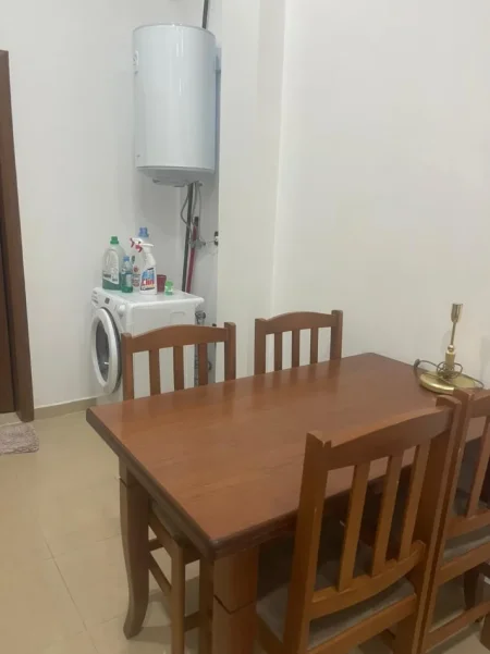Tirane, jepet me qera ambjent biznesi Kati 1, 40 m² 420 € (Vilat Gjermane)