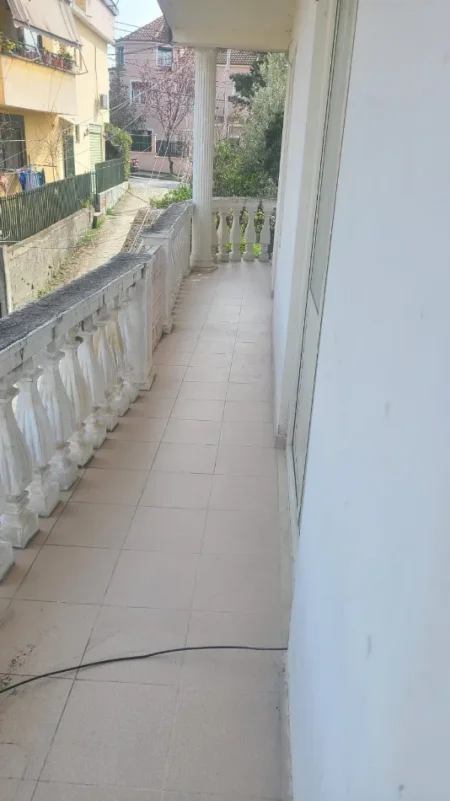 Tirane, jepet me qera ambjent biznesi Kati 2, 55 m² 260 € (Rruga Mihal Grameno)