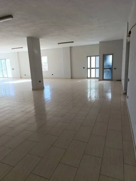 Tirane, jepet me qera ambjent biznesi Kati 2, 230 m² 520 € (mzez)