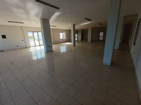 Tirane, jepet me qera ambjent biznesi Kati 2, 230 m² 520 € (mzez)