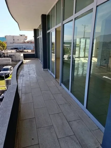 Tirane, jepet me qera ambjent biznesi Kati 2, 230 m² 520 € (mzez)