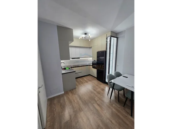 Tirane, jepet me qera apartament 1+1+PARKIM , Kati 6, 82 m² 680 € (Rruga Dritan Hoxha , Kompleksi E-88)