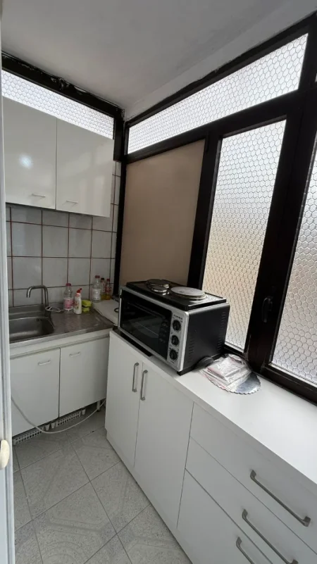 Tirane, jepet me qera apartament 1+1 Kati 3, 65 m² 500 € (Rruga e Elbasanit)