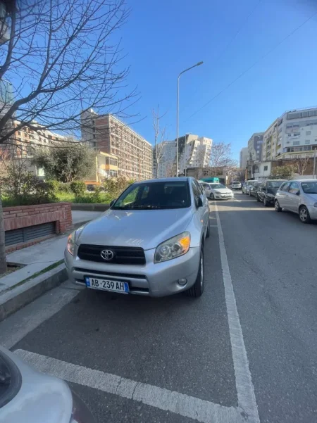 Tirane, shes makine Toyota Rav4 Nafte, gri metalizato manuale 5.800 €