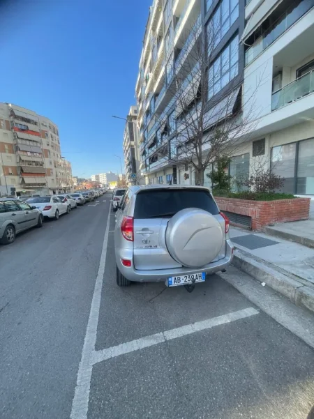 Tirane, shes makine Toyota Rav4 Nafte, gri metalizato manuale 5.800 €