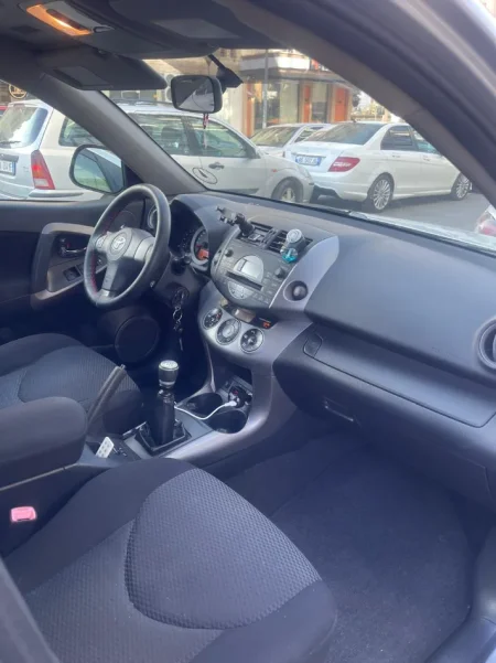 Tirane, shes makine Toyota Rav4 Nafte, gri metalizato manuale 5.800 €