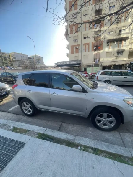 Tirane, shes makine Toyota Rav4 Nafte, gri metalizato manuale 5.800 €