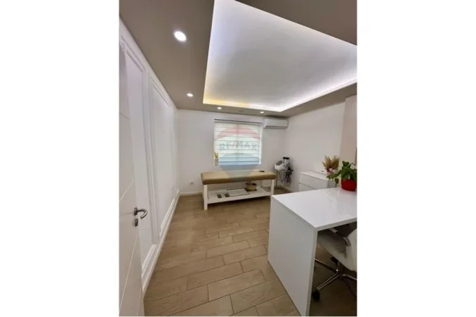 Tirane, jepet me qera zyre , 68 m² 700 € 