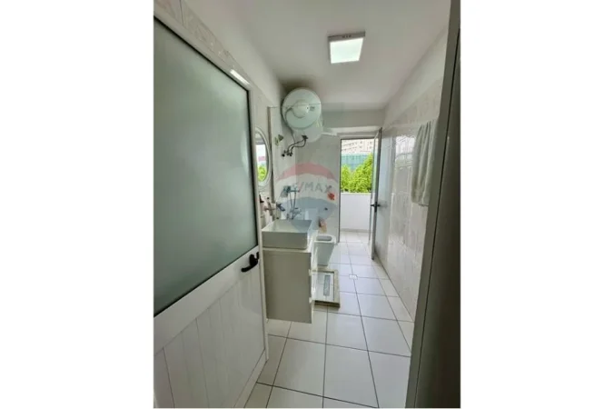 Tirane, jepet me qera zyre , 68 m² 700 € 