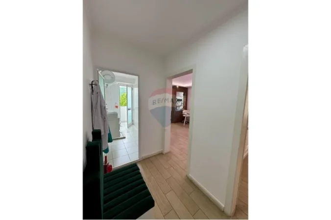 Tirane, jepet me qera zyre , 68 m² 700 € 