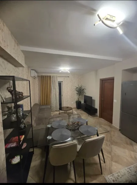Tirane, jepet me qera apartament 1+1+Ballkon Kati 7, 75 m² 650 € (RRUGA E BARRIKADAVE)