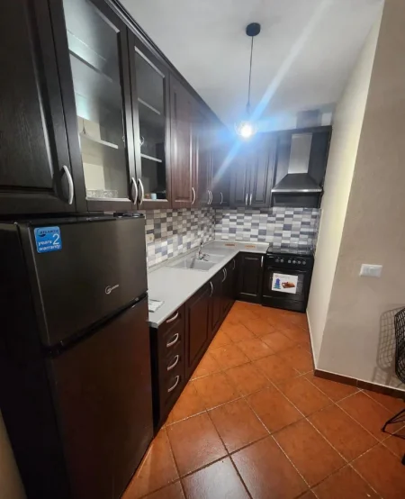 Tirane, jepet me qera apartament 1+1 Kati 9, 58 m² 570 € (Pallati me shigjeta)