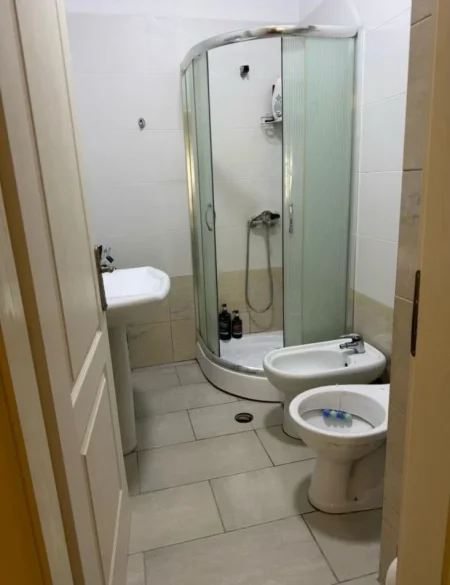 Tirane, jepet me qera apartament 2+1 Kati 5, 96 m² 550 € (Liqeni i Thate)