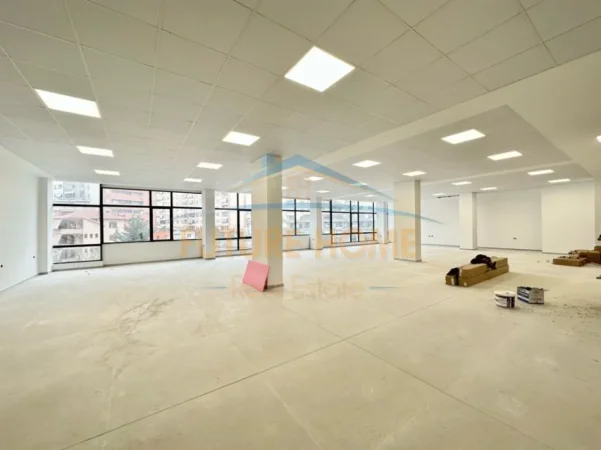Tirane, jepet me qera zyre Kati 2, 418 m² 3.000 € (Unaza e re)