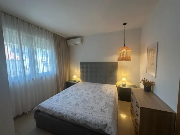 Tirane, jepet me qera apartament 3+1+Ballkon Kati 3, 110 m² 900 € (Rruga e Durresit)