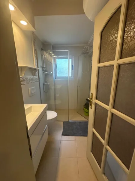 Tirane, jepet me qera apartament 3+1+Ballkon Kati 3, 110 m² 900 € (Rruga e Durresit)