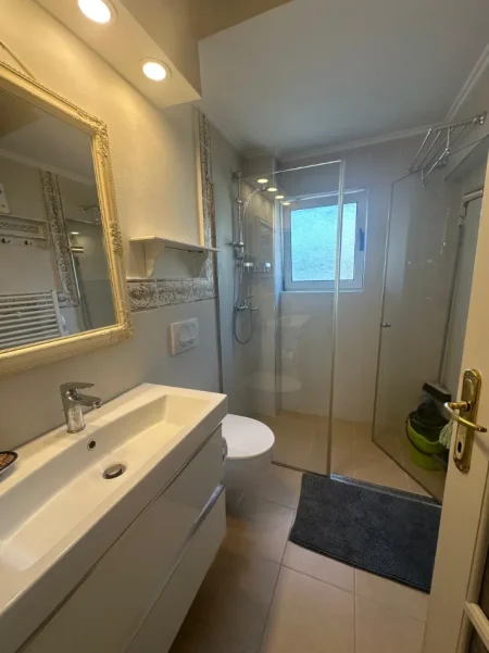 Tirane, jepet me qera apartament 3+1+Ballkon Kati 3, 110 m² 900 € (Rruga e Durresit)