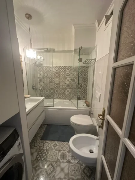 Tirane, jepet me qera apartament 3+1+Ballkon Kati 3, 110 m² 900 € (Rruga e Durresit)