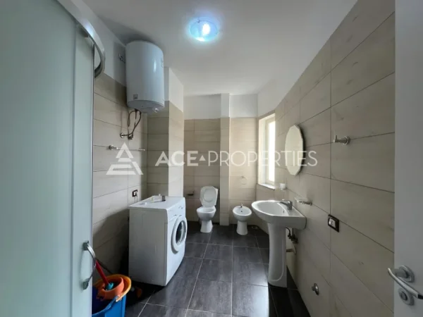 Durres, jepet me qera apartament 2+1+Ballkon Kati 3, 105 m² 400 € (Prane Kazazit Durres)